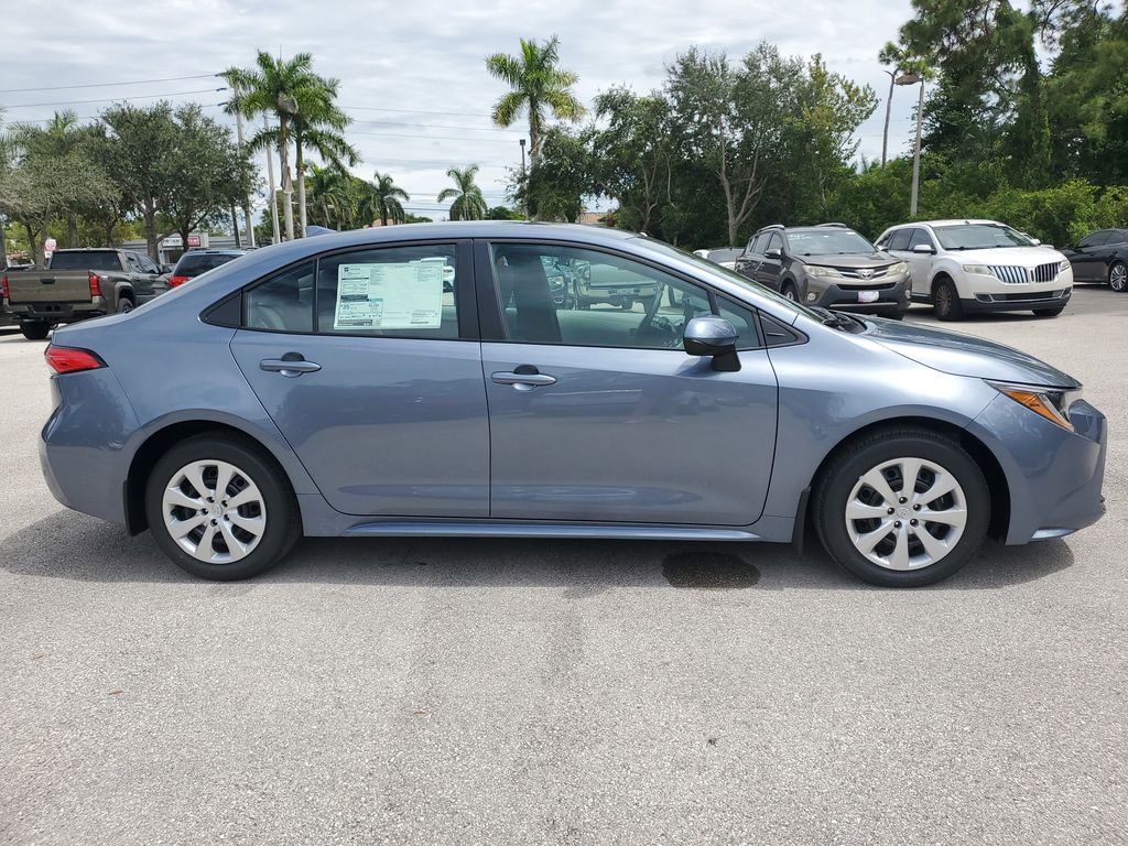2025 Toyota Corolla LE photo 4