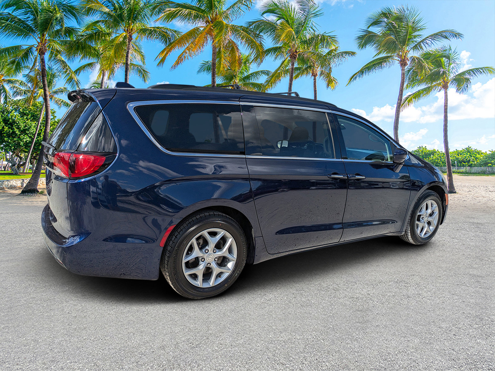 2019 Chrysler Pacifica Touring Plus photo 3