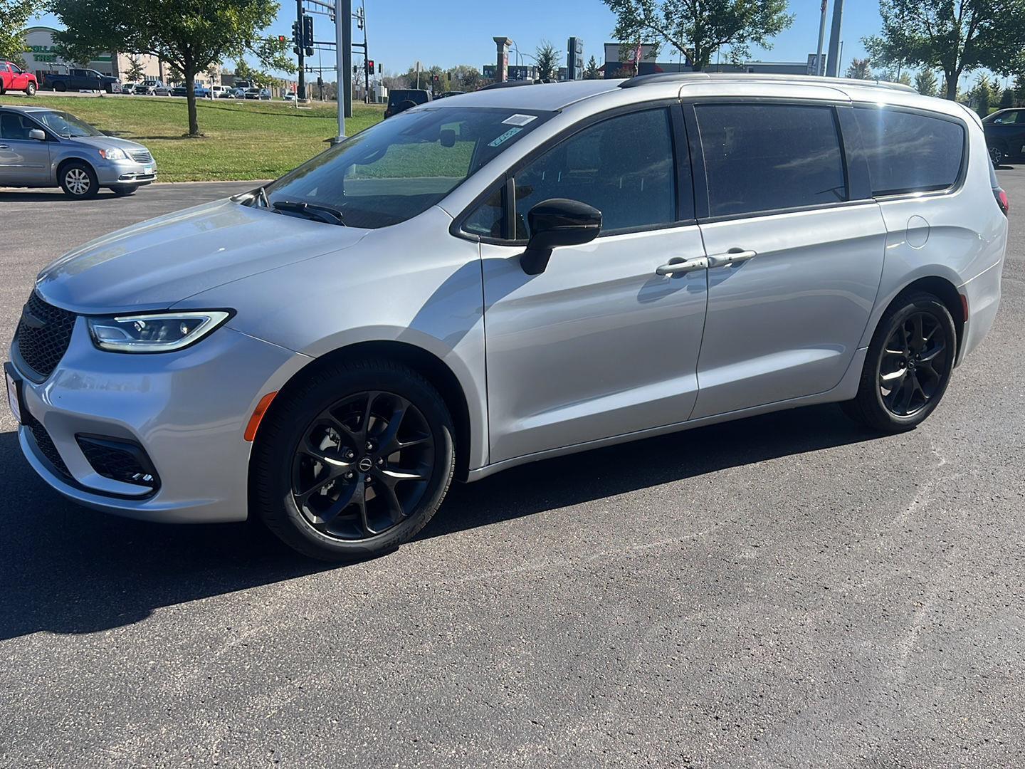 2026 Chrysler Pacifica Select's photo