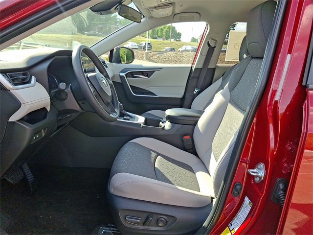 2025 Toyota RAV4 Hybrid XLE photo 11