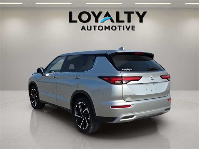 2024 Mitsubishi Outlander SE photo 3