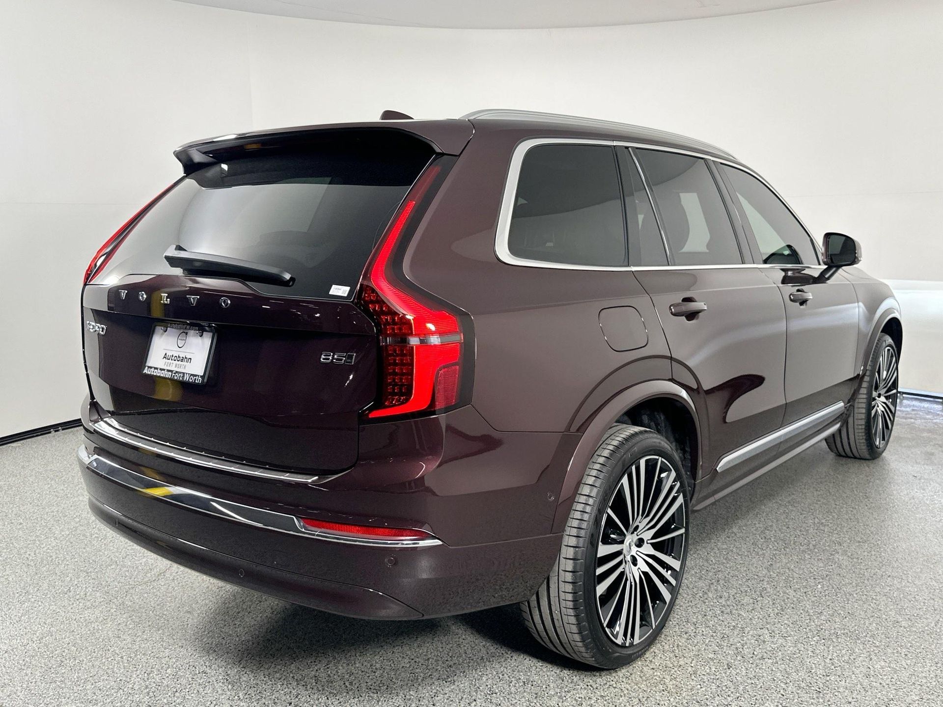 2026 Volvo XC90 B5 AWD Plus photo 4