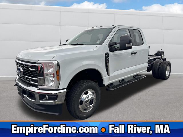 2025 Ford F-350 Super Duty Chassis Cab XL's photo