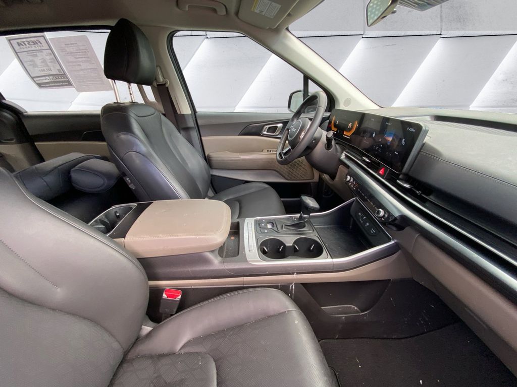 2025 Kia Carnival LXS photo 12