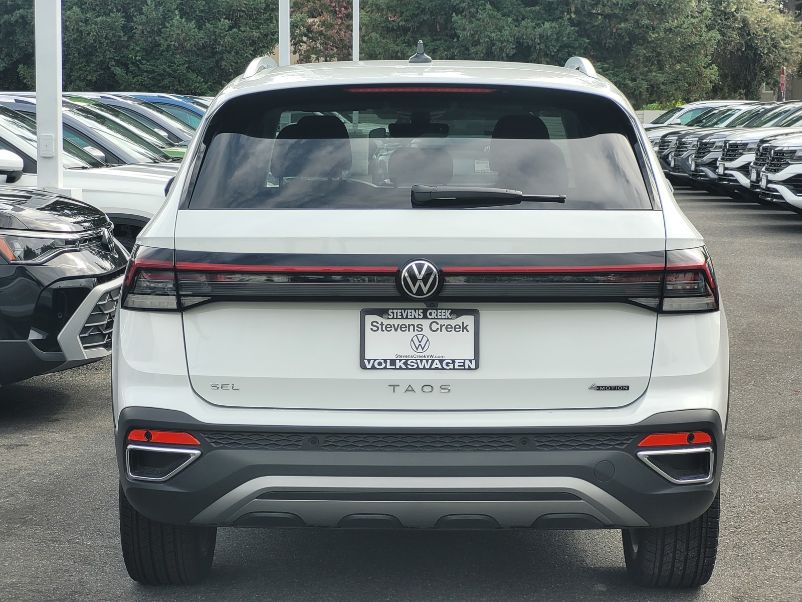 2025 Volkswagen Taos SEL photo 4