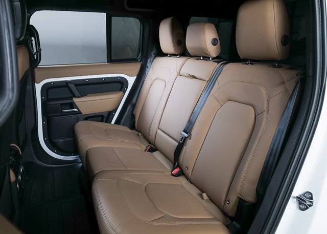 2025 Land Rover Defender 110 X-Dynamic SE photo 3