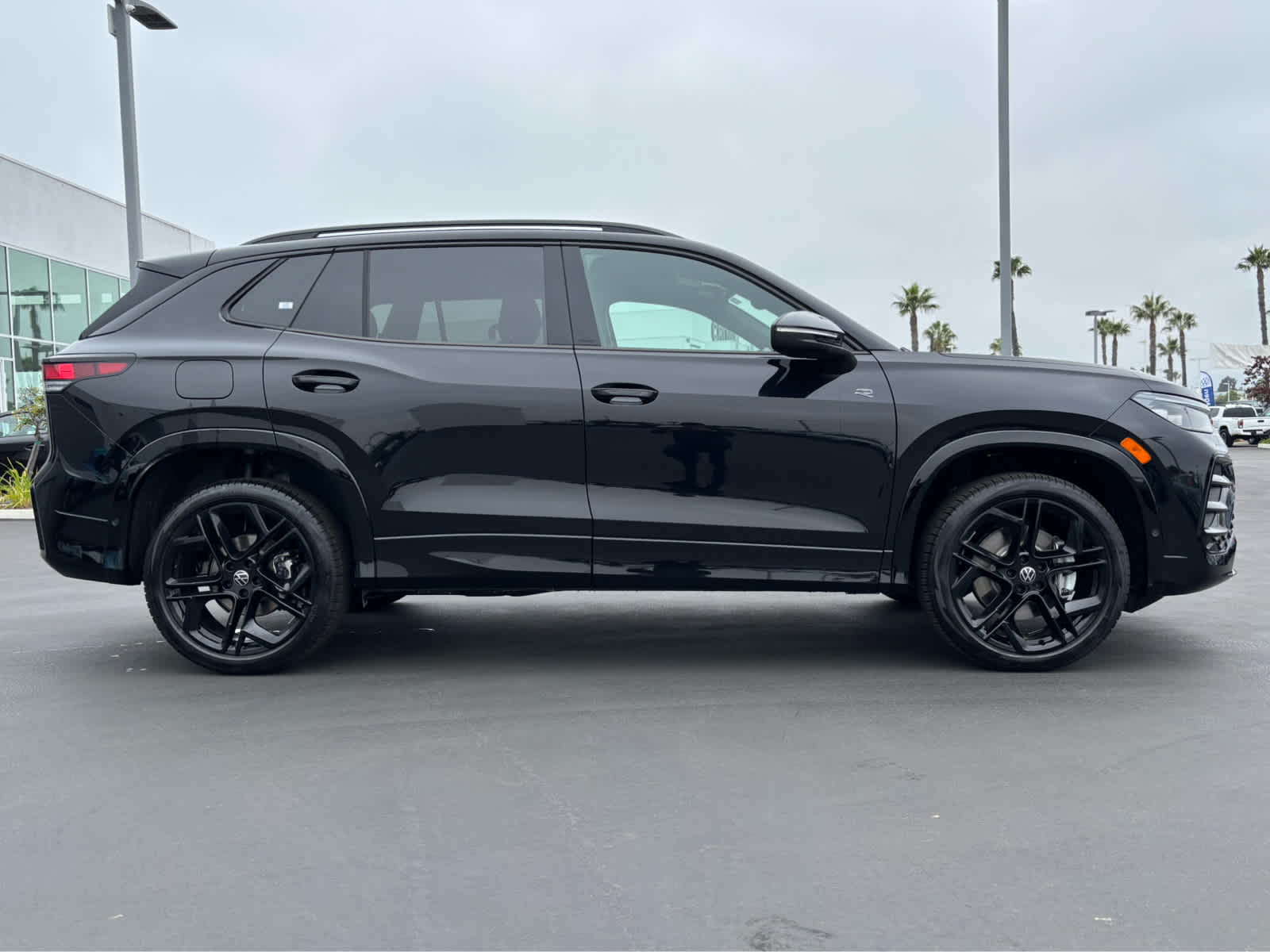 2025 Volkswagen Tiguan SE R-Line Black photo 2