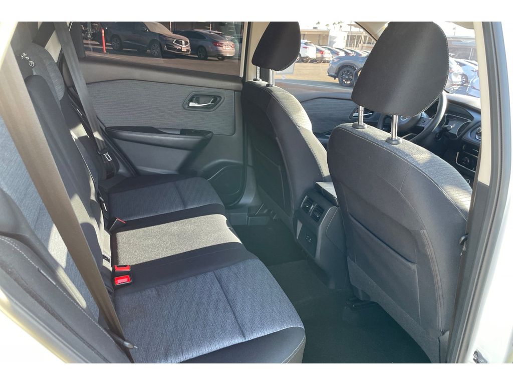 2021 Nissan Rogue SV photo 16