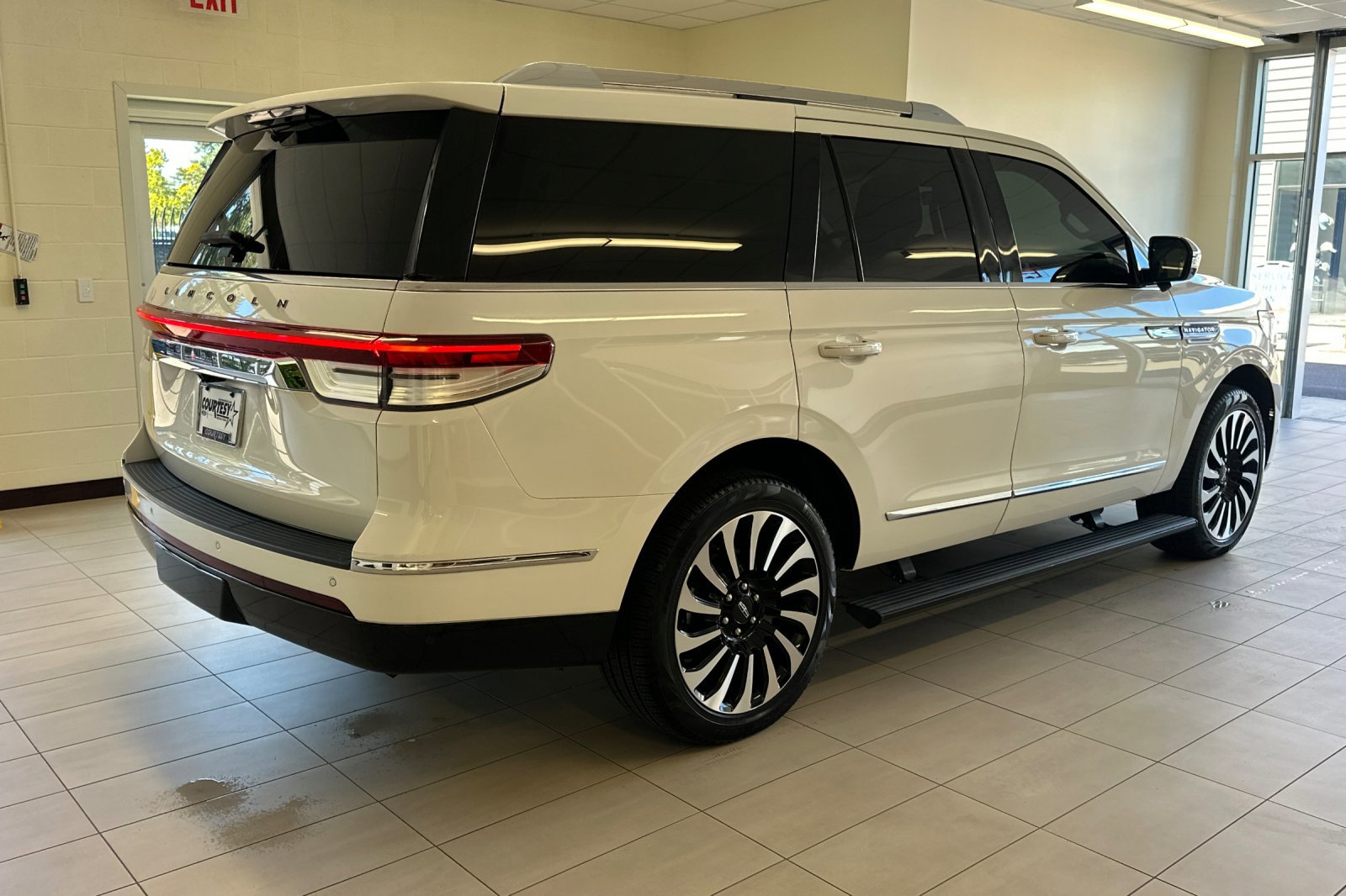 2023 Lincoln Navigator Black Label photo 3