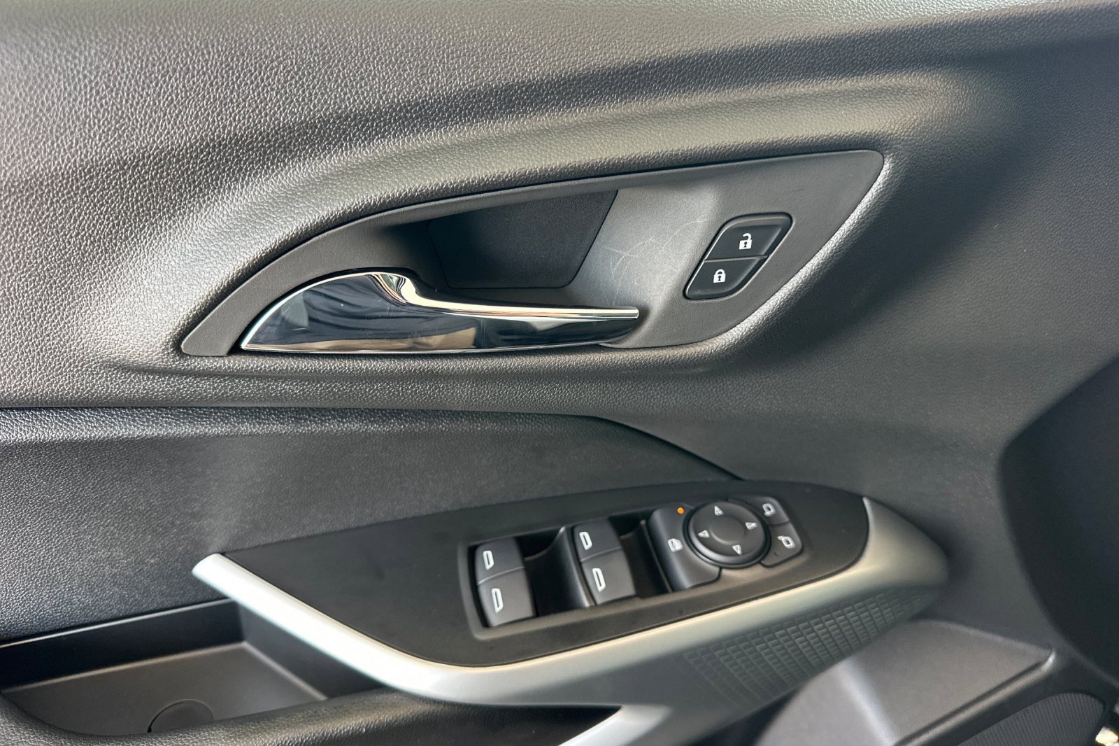 2025 Chevrolet Trax LS photo 9