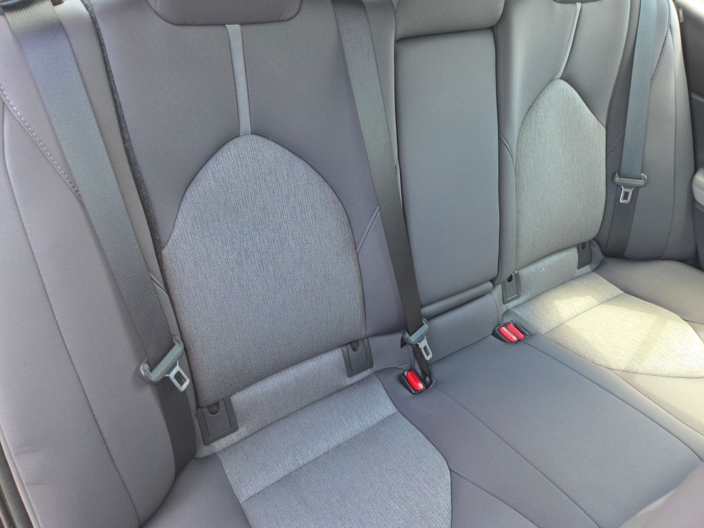2021 Toyota Camry Hybrid LE photo 17