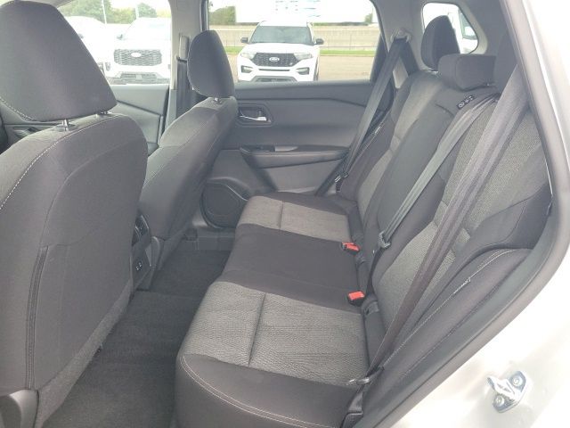 2024 Nissan Rogue SV photo 2