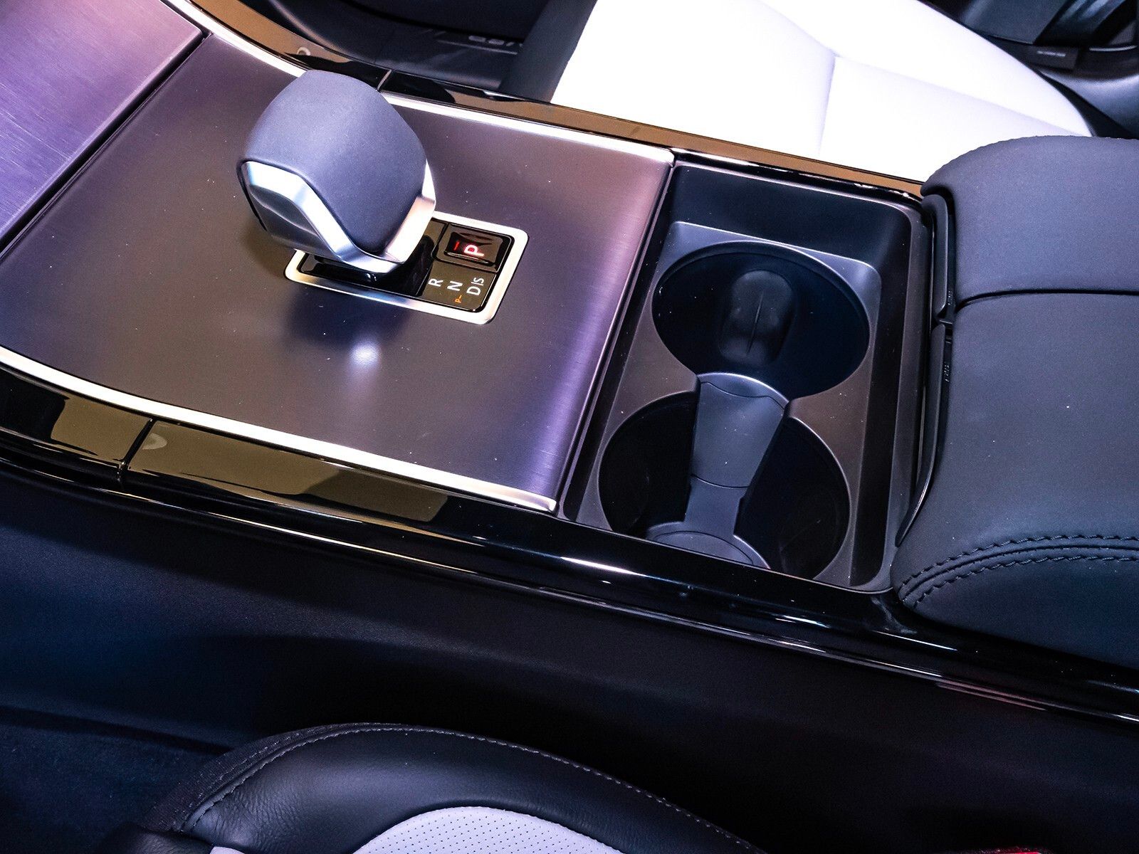 2026 Land Rover Range Rover Velar SE photo 27