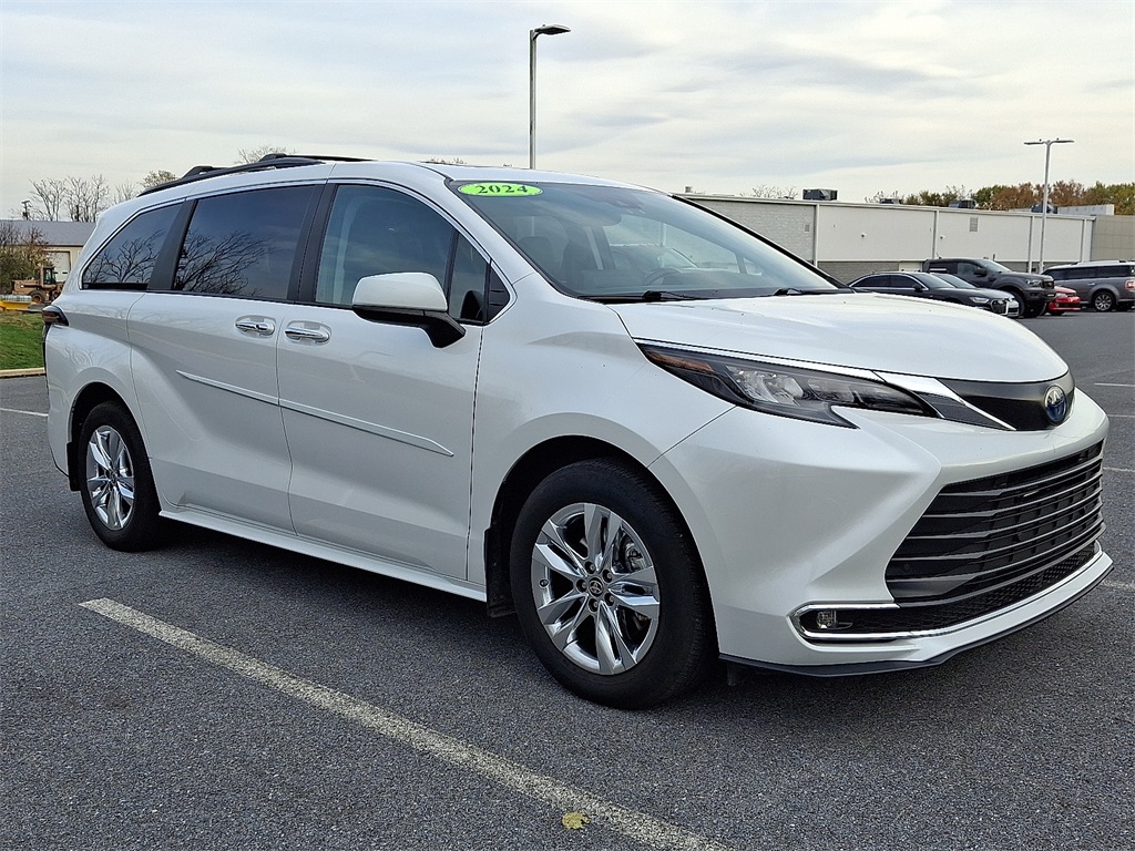 2024 Toyota Sienna XLE photo 3