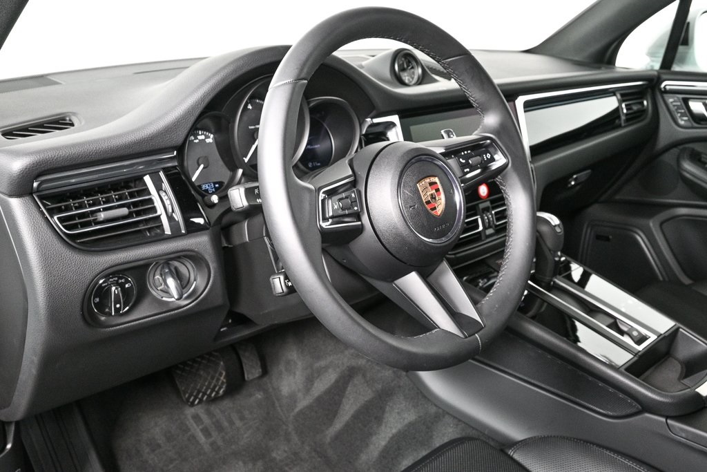 2025 Porsche Macan T photo 4