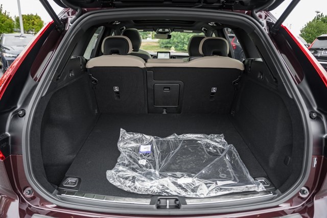 2026 Volvo XC60 B5 Hybrid photo 7