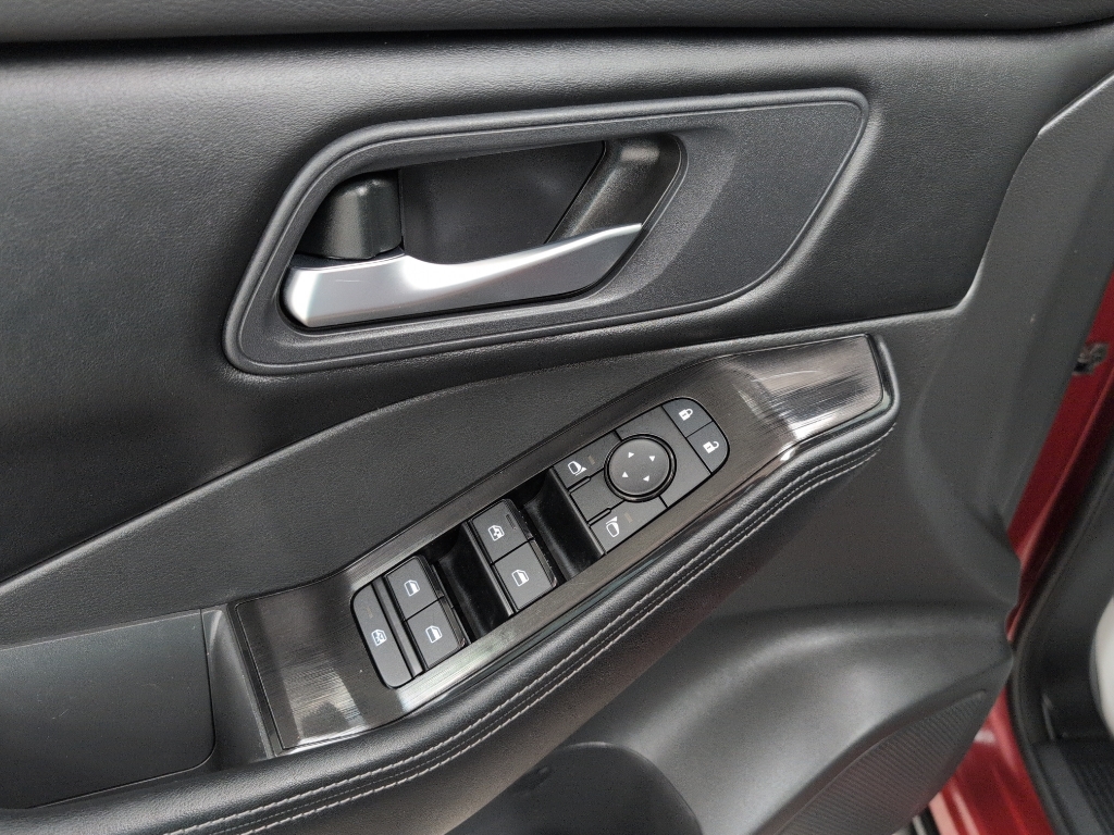 2025 Nissan Rogue SV photo 4