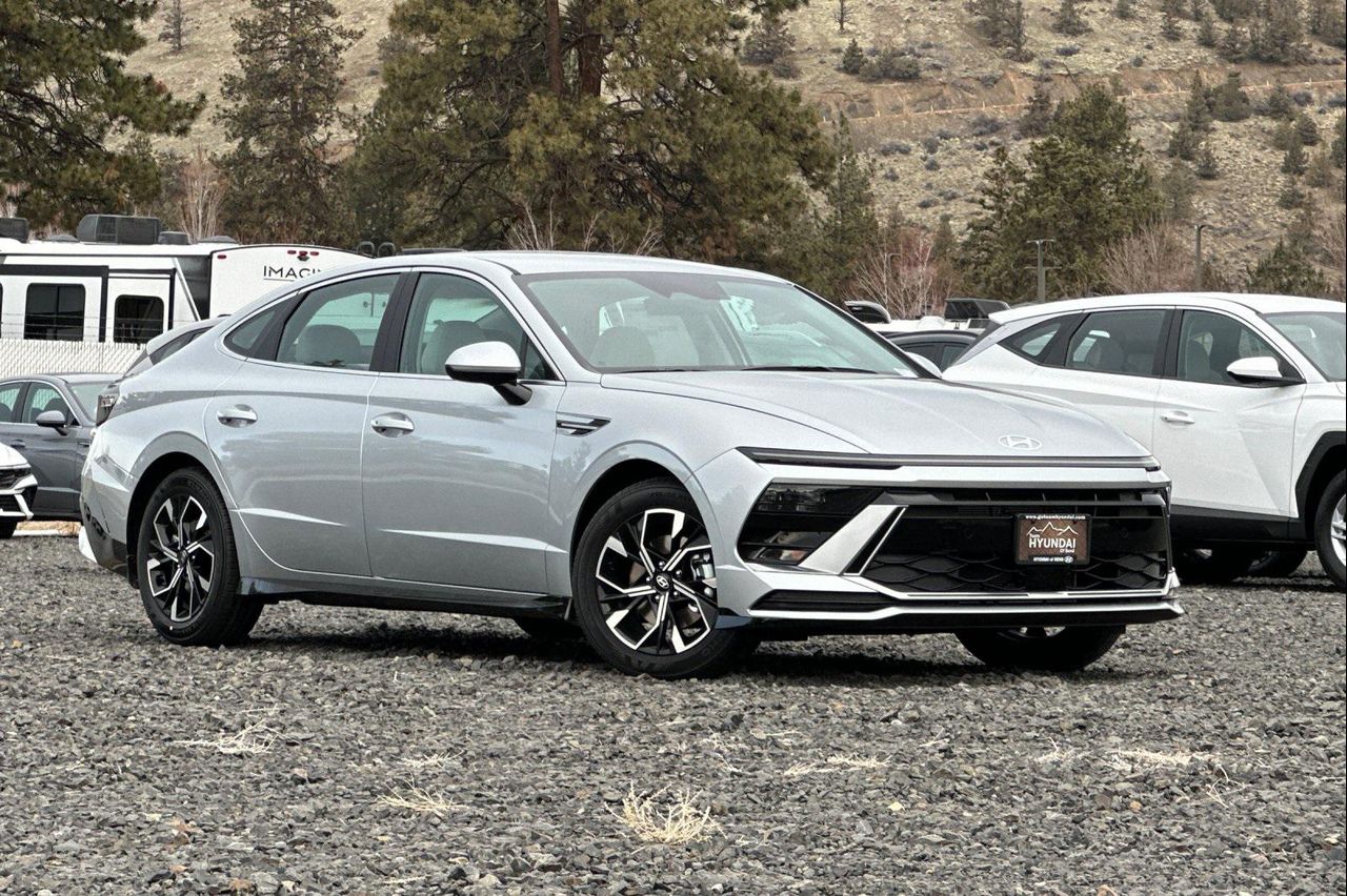 2025 Hyundai Sonata SEL photo 2