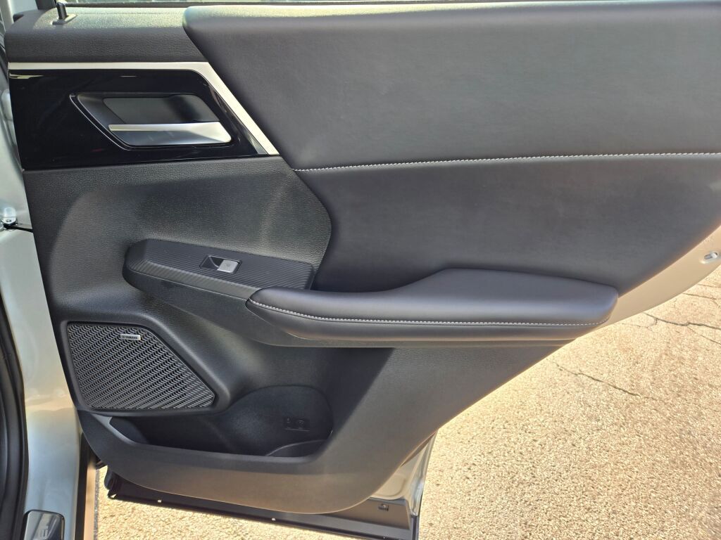 2025 Mitsubishi Outlander SE photo 7