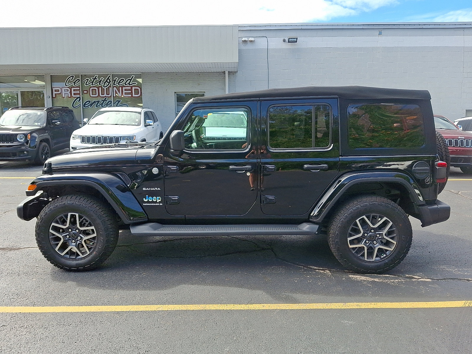 2024 Jeep Wrangler Sahara photo 4