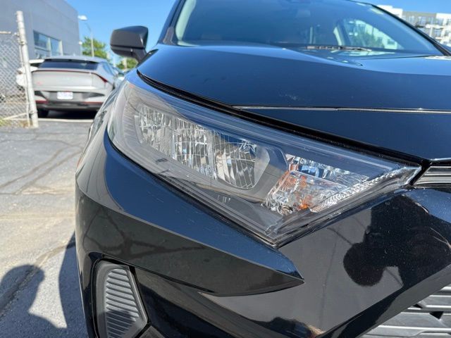 2022 Toyota RAV4 LE photo 9