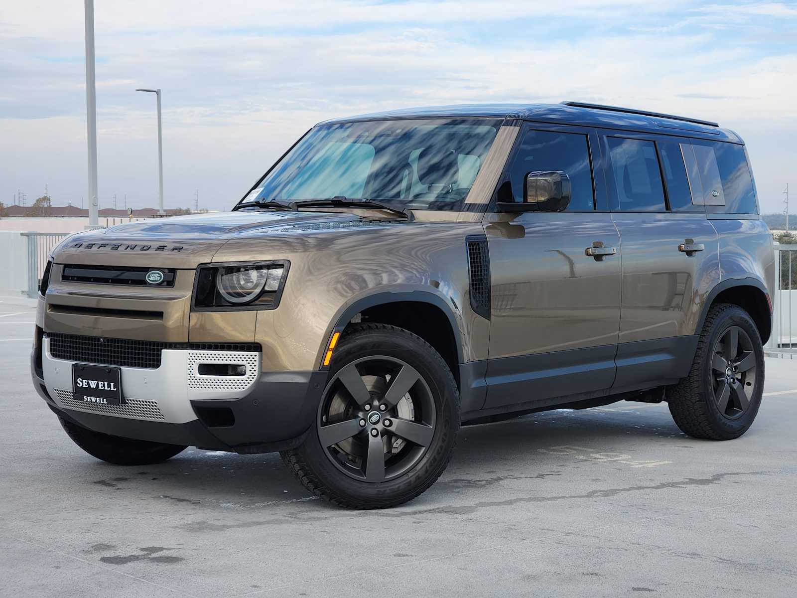 2023 Land Rover Defender SE's photo