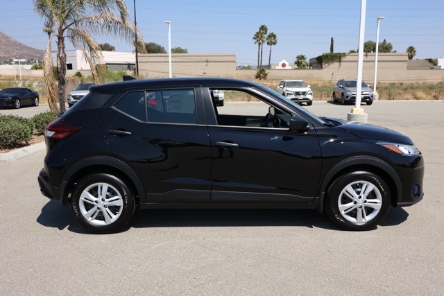 2025 Nissan Kicks Play S photo 2