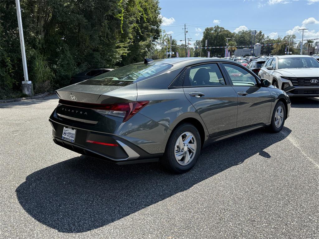 2025 Hyundai Elantra SE photo 2