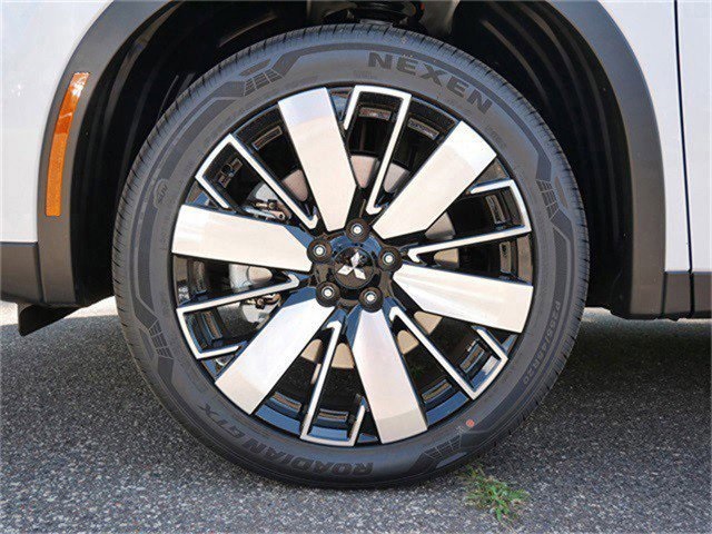 2025 Mitsubishi Outlander SE photo 3