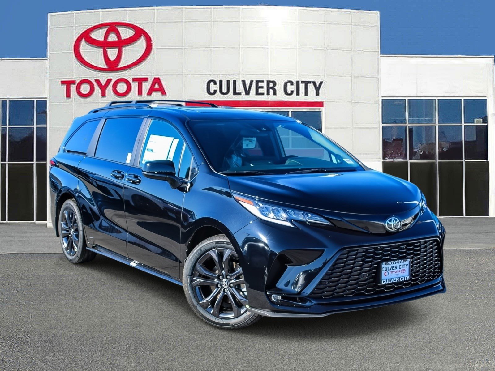 2026 Toyota Sienna XSE's photo