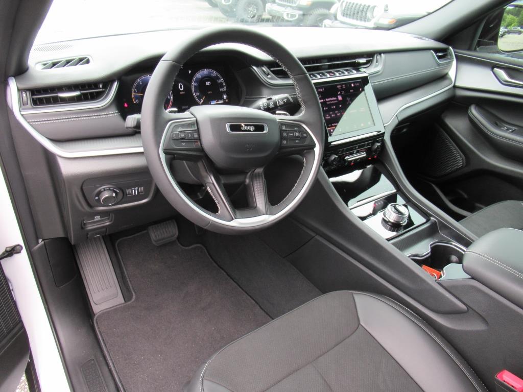 2025 Jeep Grand Cherokee Altitude photo 9