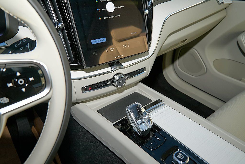 2026 VOLVO XC60 - Image 13