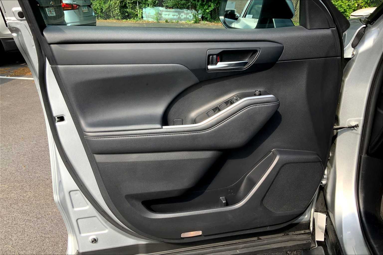 2021 Toyota Highlander XLE photo 21