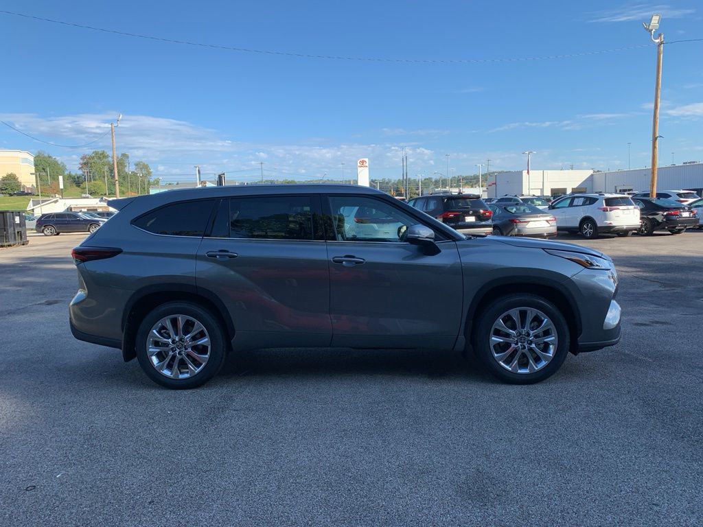 2025 Toyota Highlander Limited photo 2