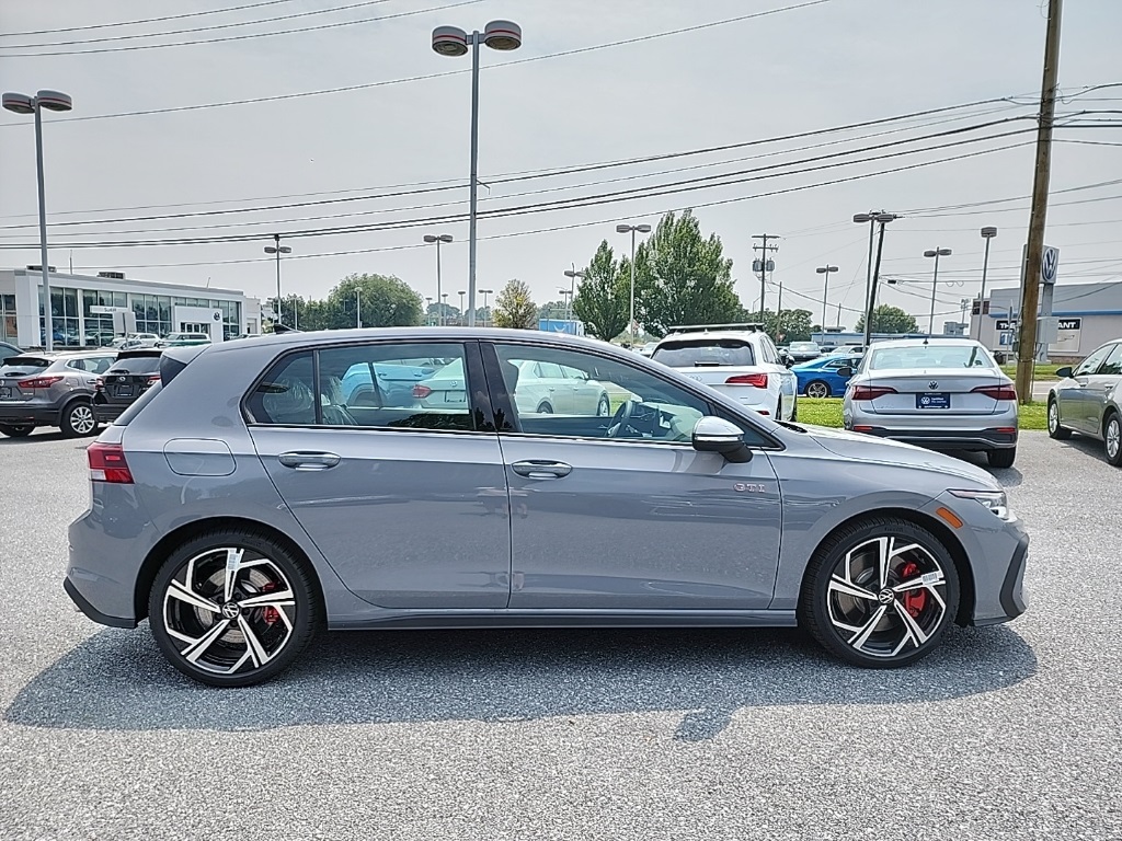 2025 Volkswagen Golf GTI SE photo 4