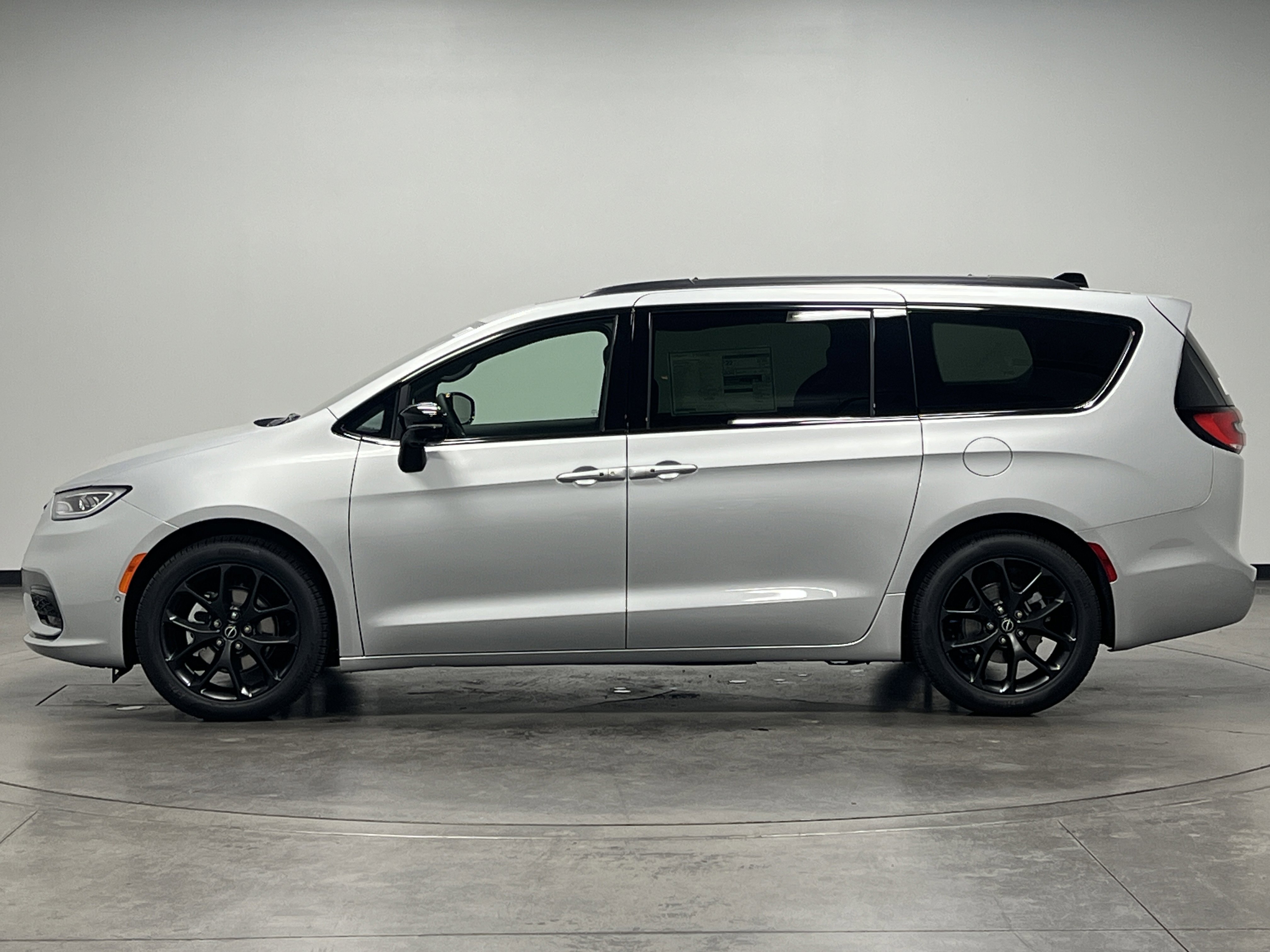 2026 Chrysler Pacifica Limited photo 4