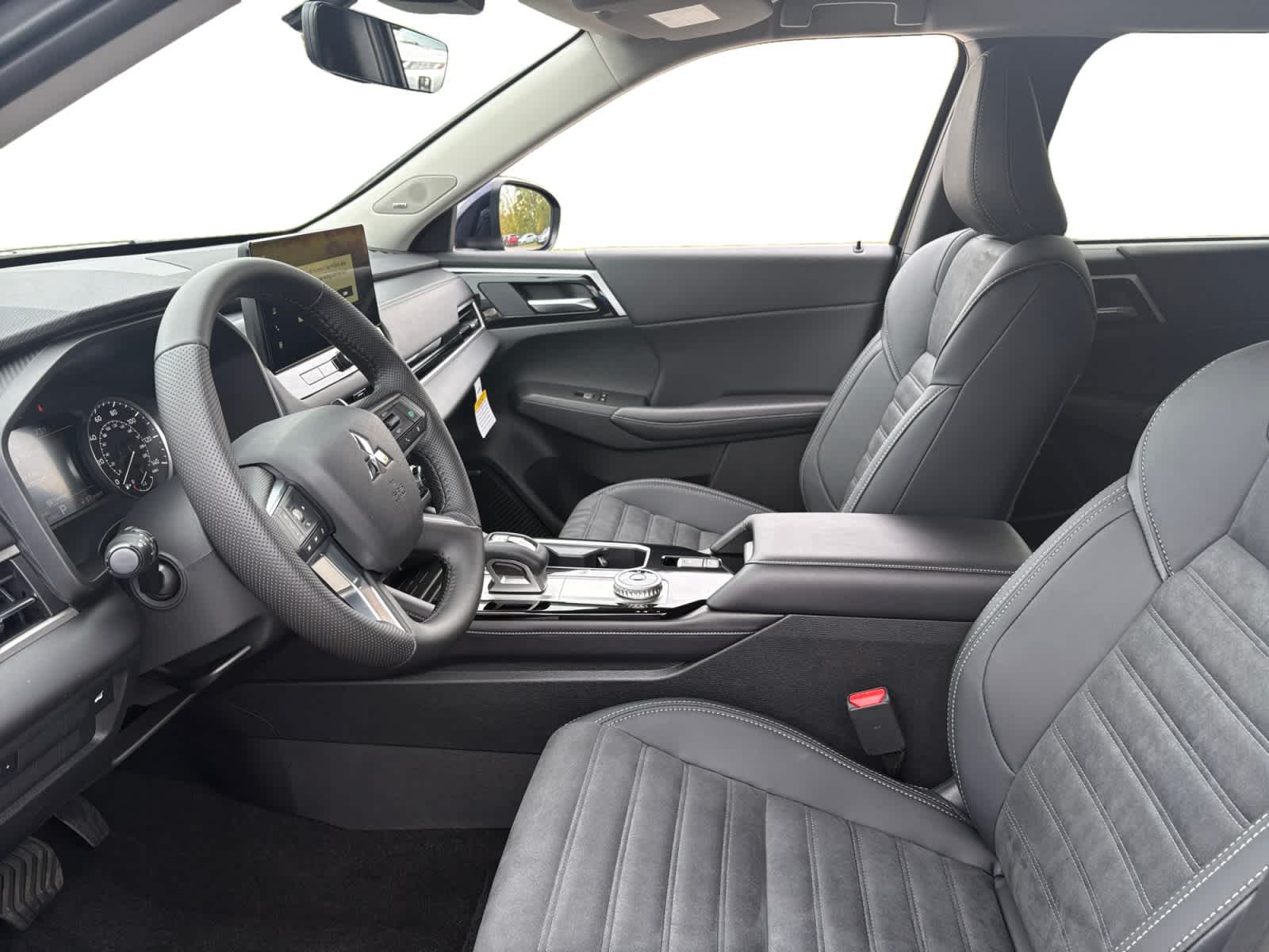 2025 Mitsubishi Outlander SE photo 2