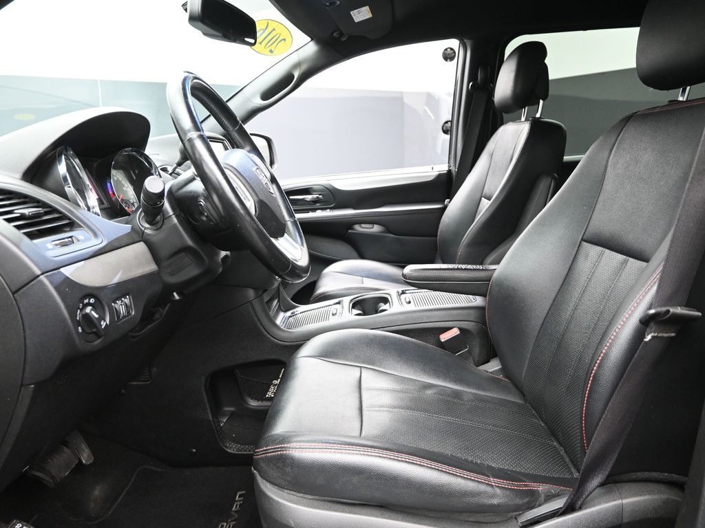 2016 Dodge Grand Caravan R/T photo 12