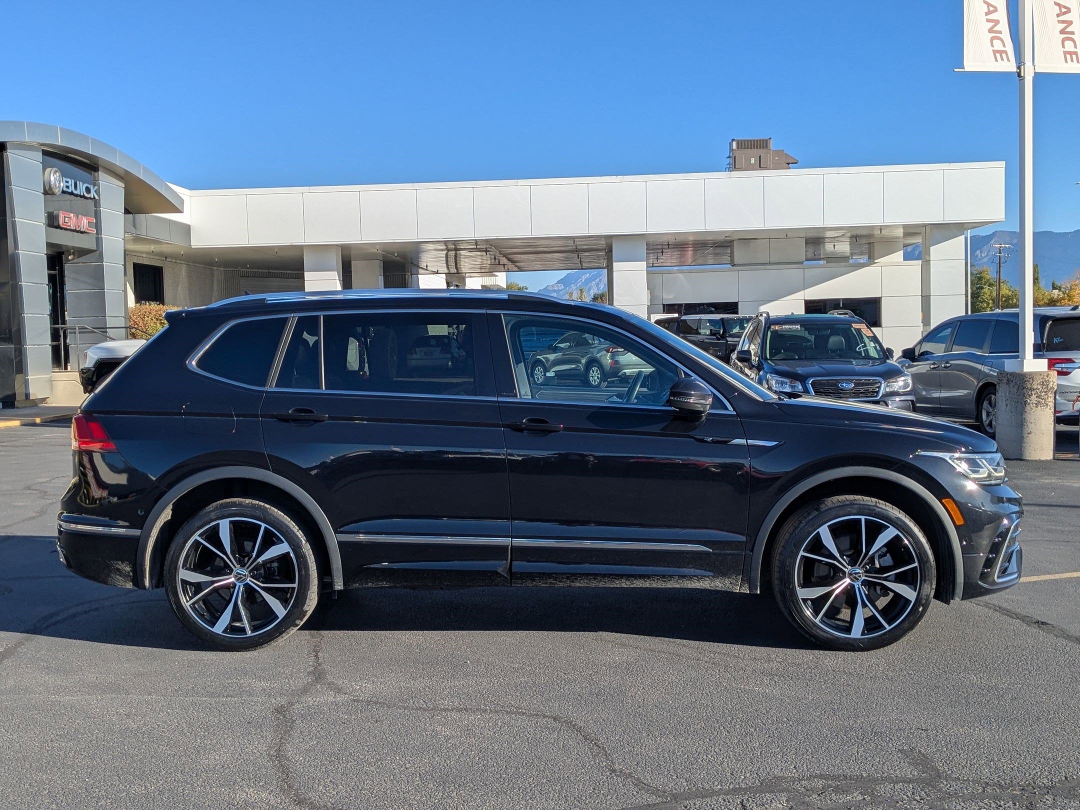 2022 Volkswagen Tiguan SEL Premium R-Line photo 2