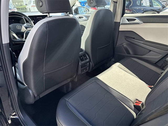 2025 Volkswagen Taos SE photo 6