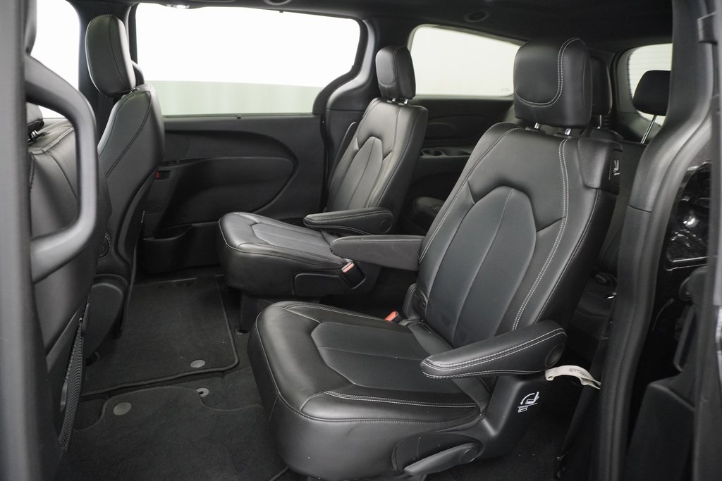 2025 Chrysler Pacifica photo 16