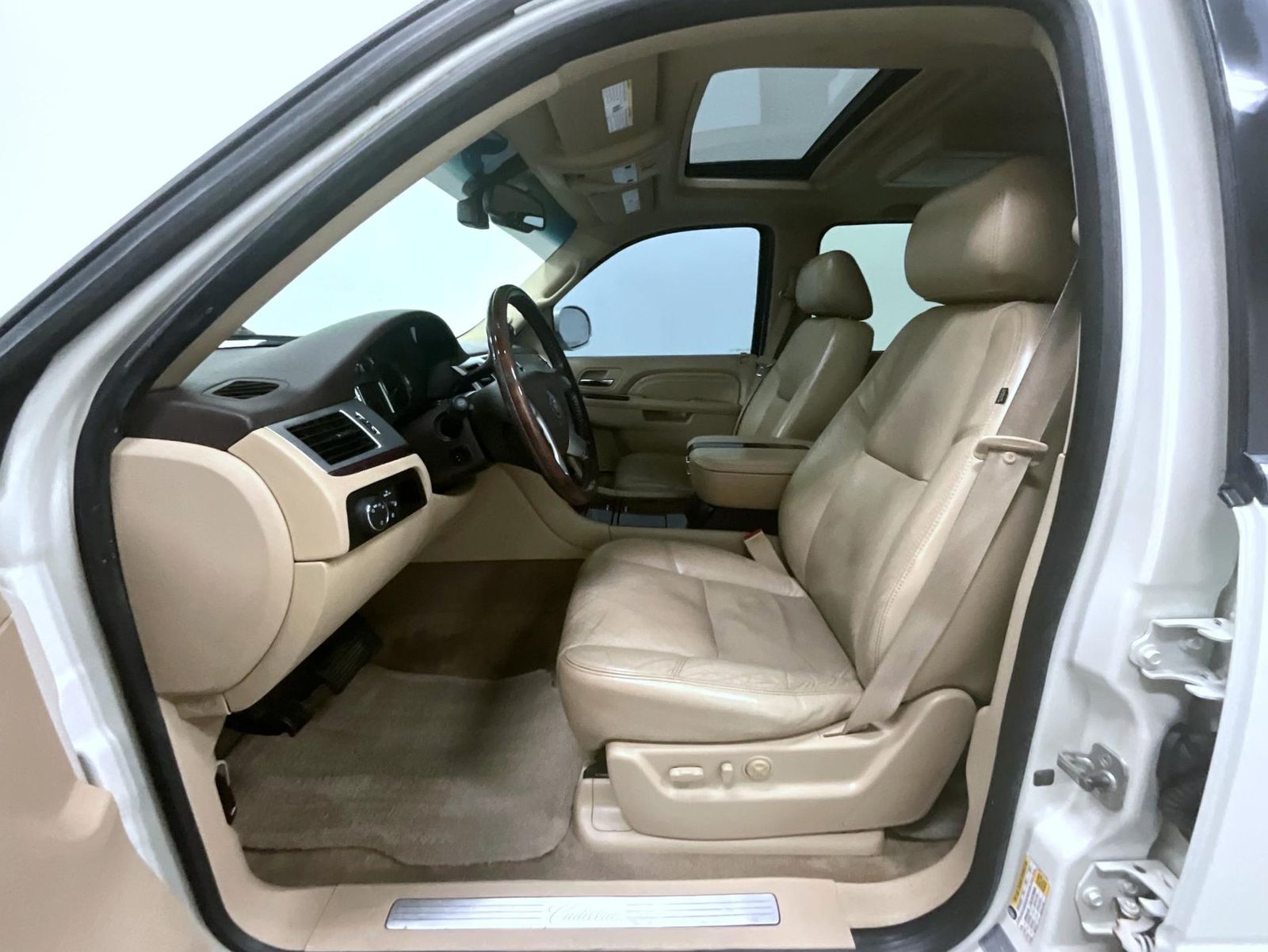 2011 Cadillac Escalade ESV Luxury photo 10