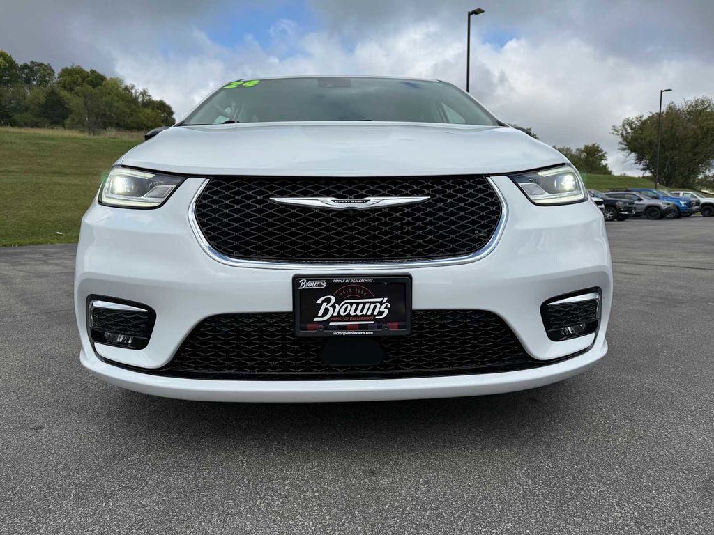2024 Chrysler Pacifica Touring L photo 2