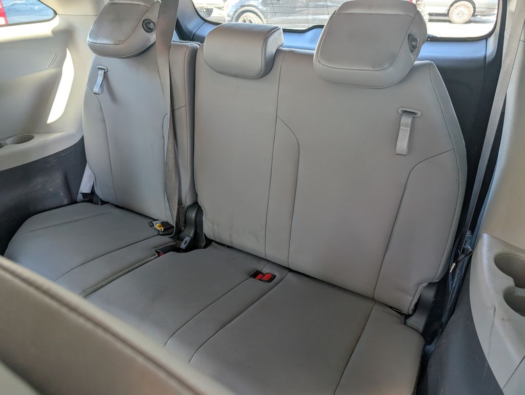 2021 Toyota Sienna XLE photo 6