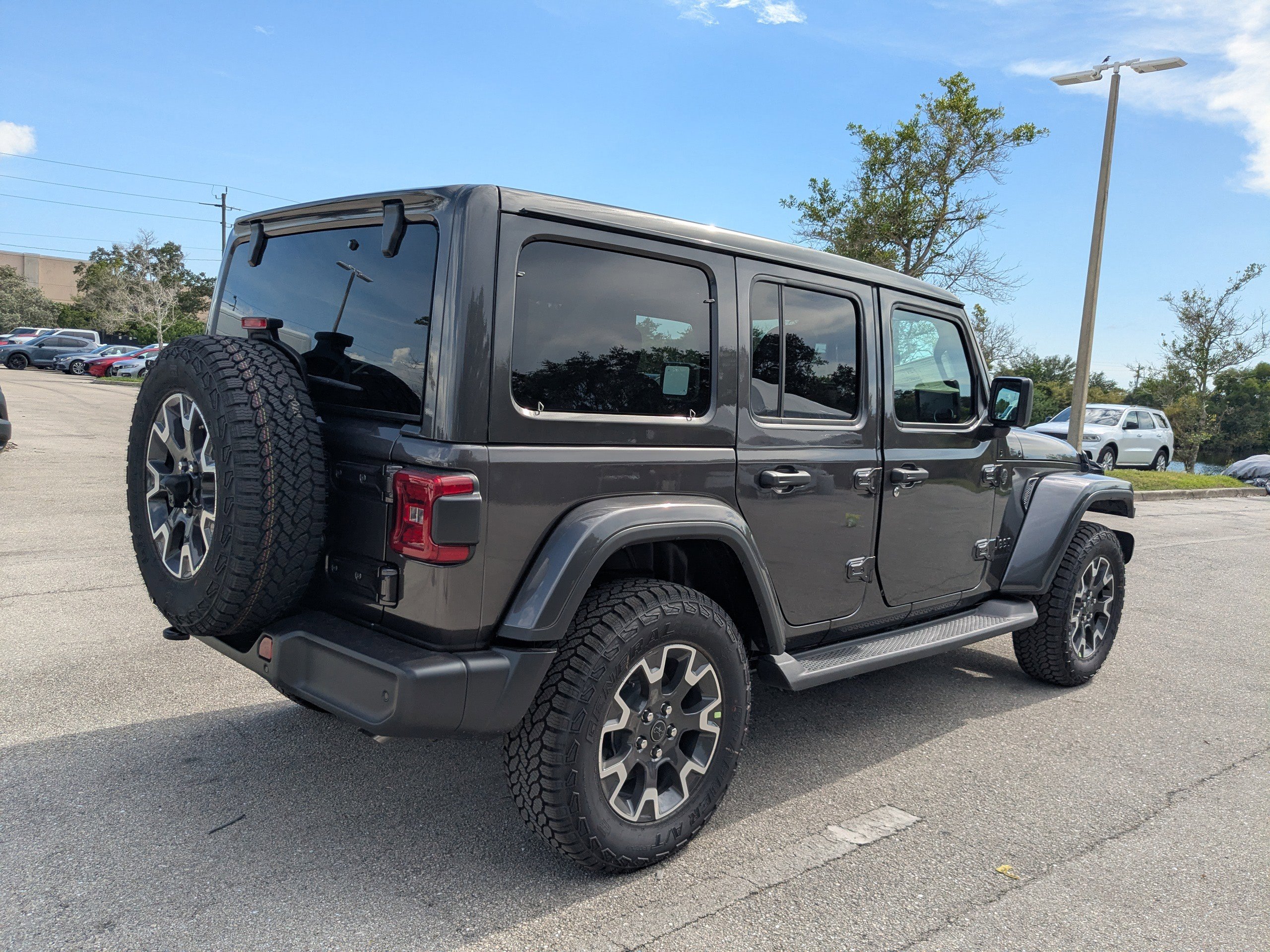 2025 Jeep Wrangler Sahara photo 4