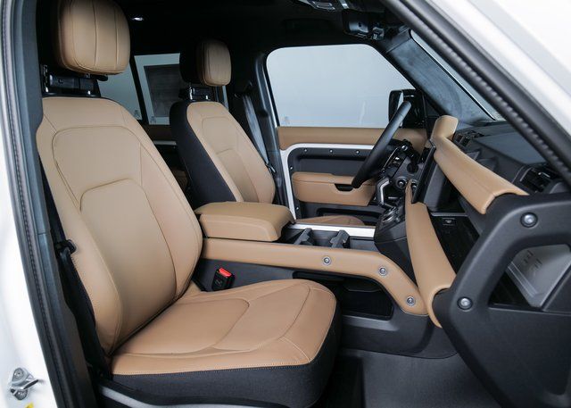 2025 Land Rover Defender 110 V8 photo 3