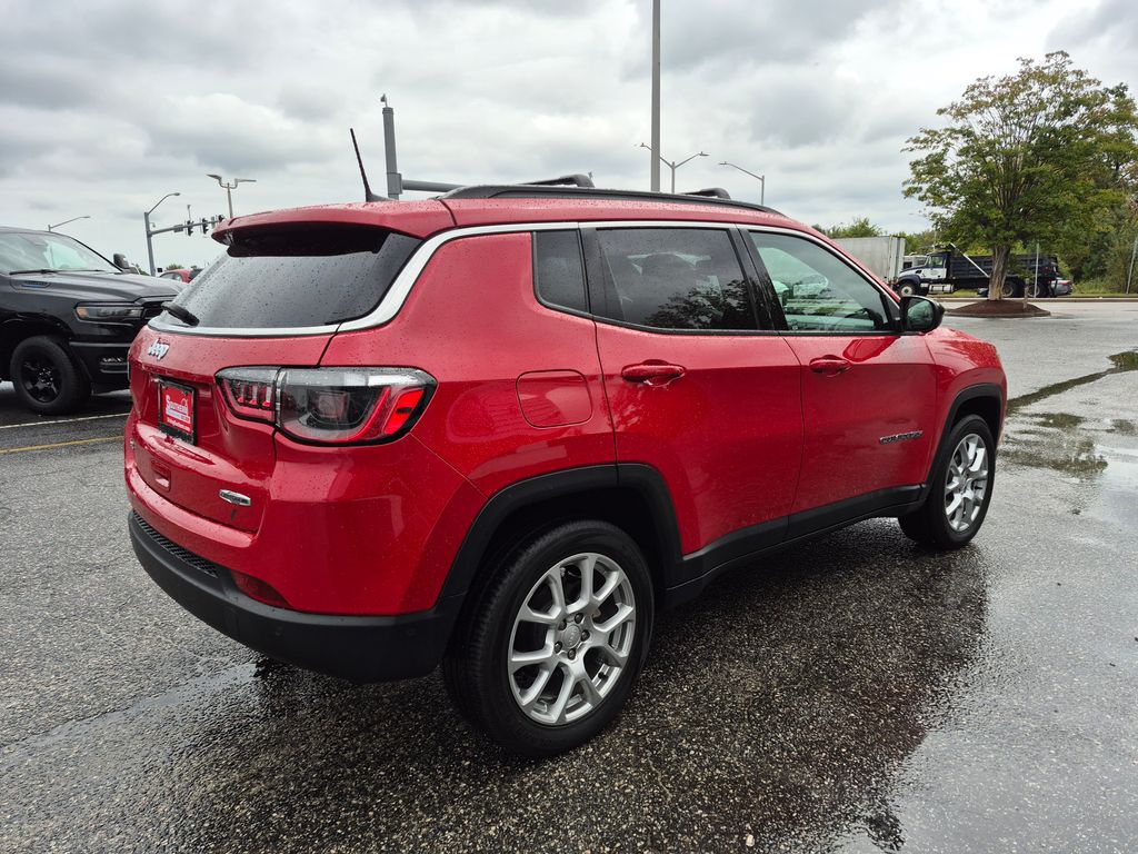 2023 Jeep Compass Latitude Lux photo 9