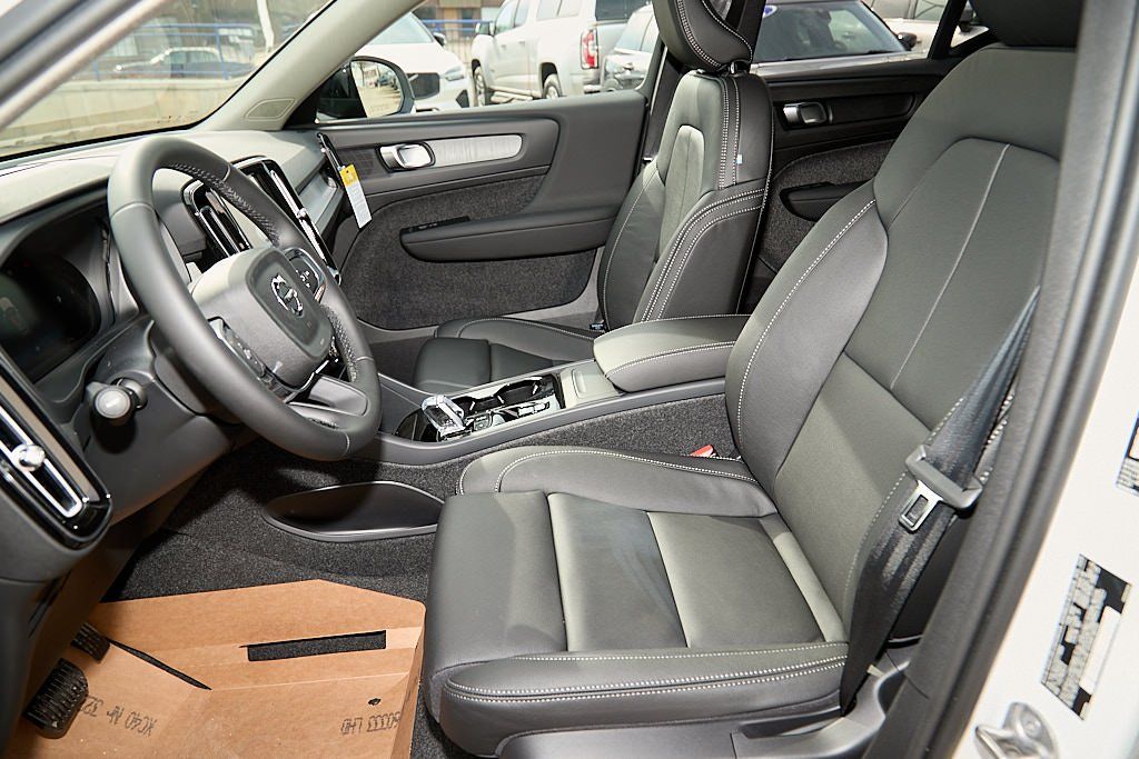 2026 VOLVO XC40 - Image 13