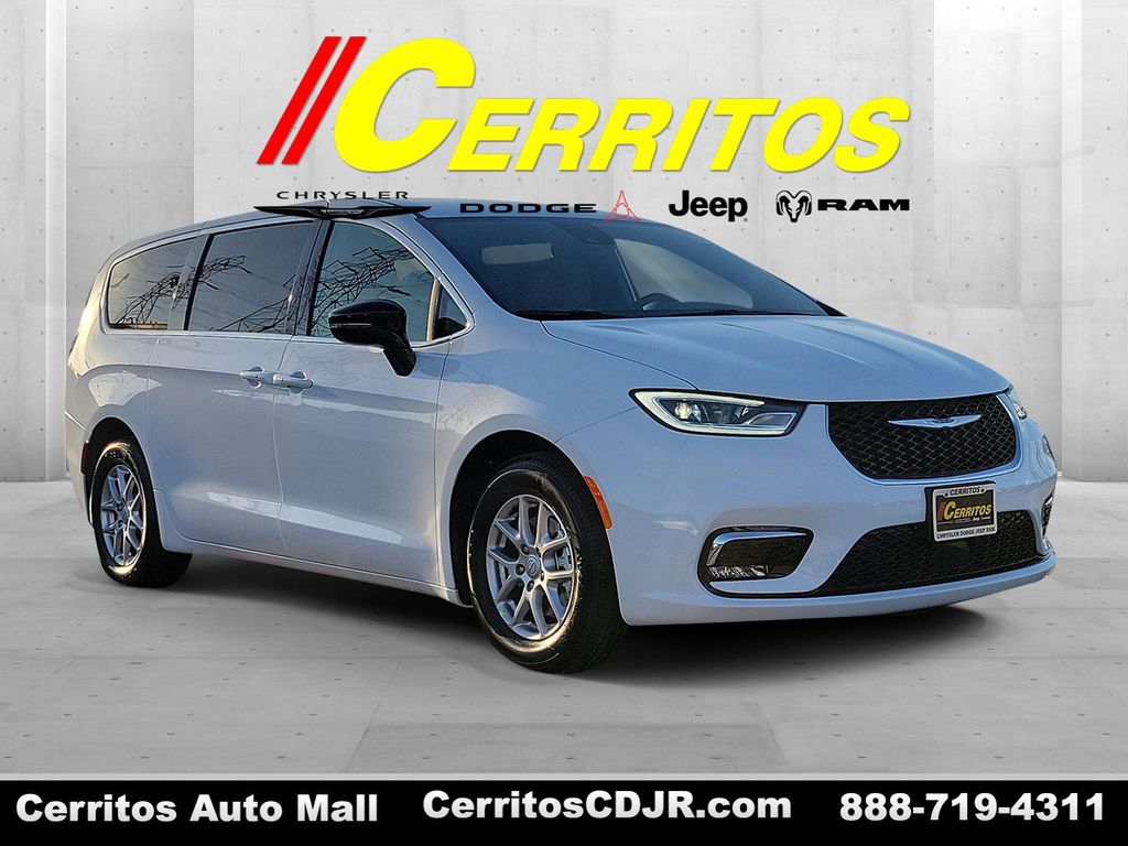 2026 Chrysler Pacifica Select's photo