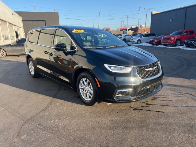 2026 Chrysler Pacifica Select's photo